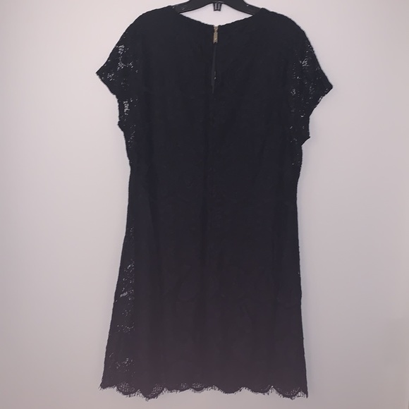 short sleeve midi dress made of medallion lace & outfitted with a scalloped hem. - Picture 3 of 5
